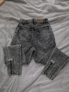 Vintage High-Rise Black Acid-Wash Jeans with Embroidered Floral Hem